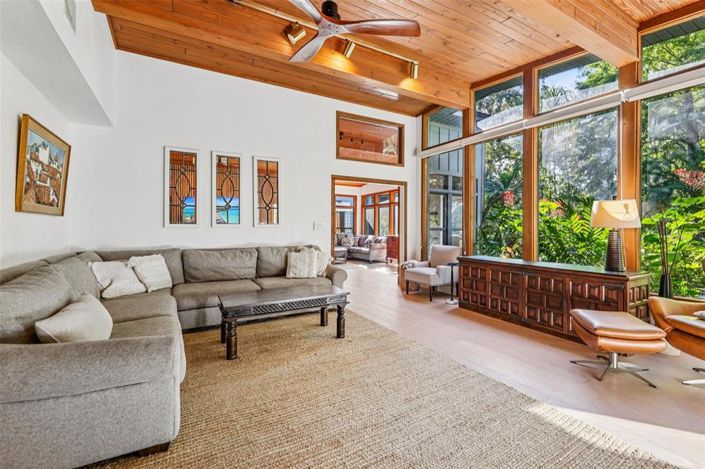 Image No.10-4 Bed Property for sale