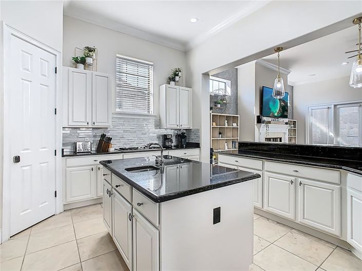 Image No.5-5 Bed Property for sale