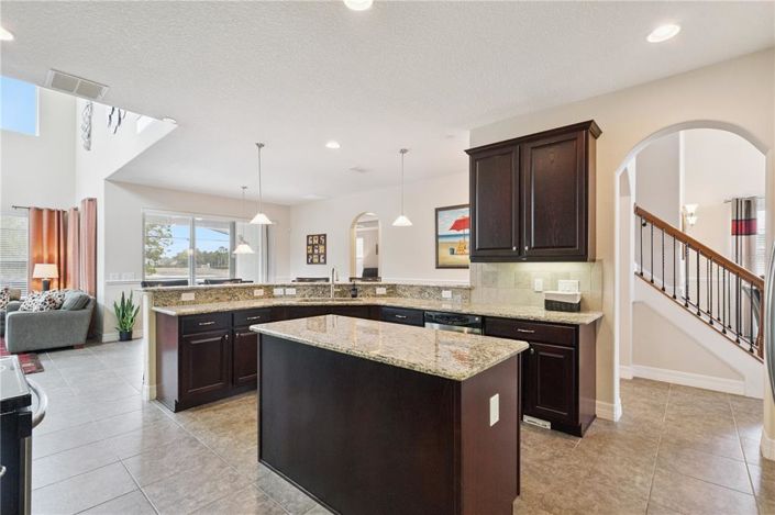 Image No.8-5 Bed Property for sale