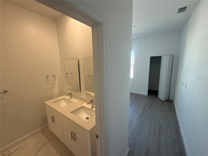 Image No.16-5 Bed Townhouse for sale