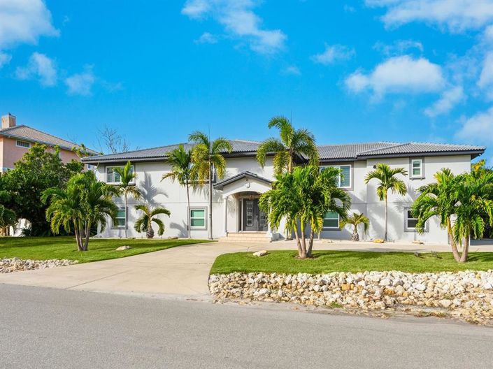 Image No.2-5 Bed Property for sale