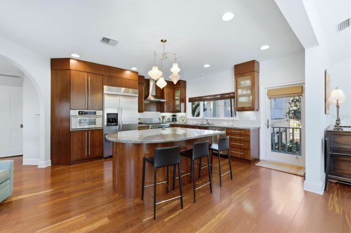 Image No.15-5 Bed Property for sale