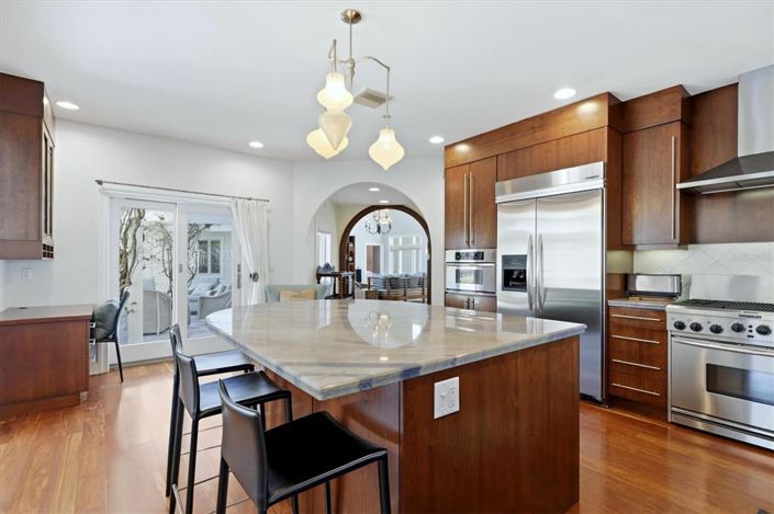 Image No.17-5 Bed Property for sale