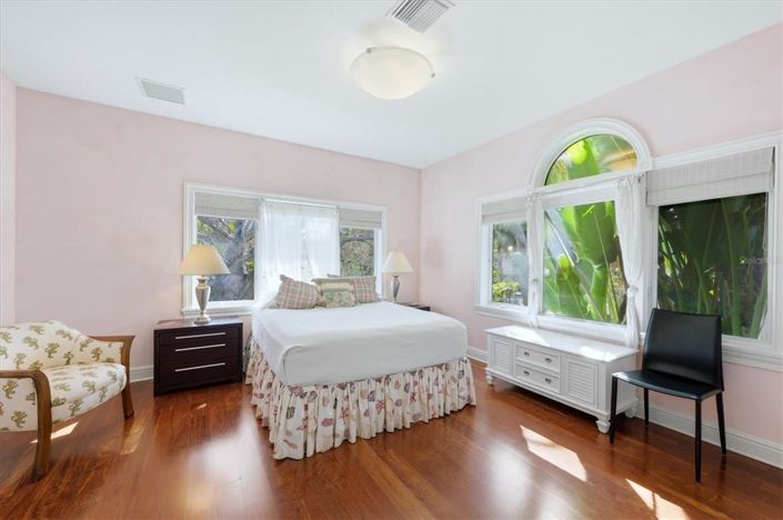 Image No.29-5 Bed Property for sale