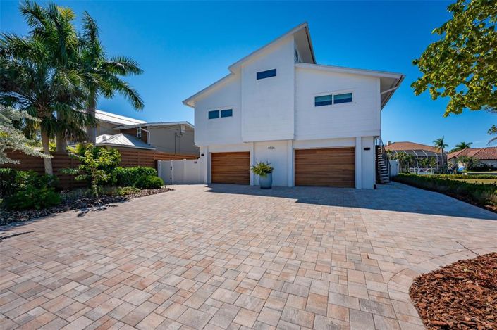 Image No.54-4 Bed Property for sale