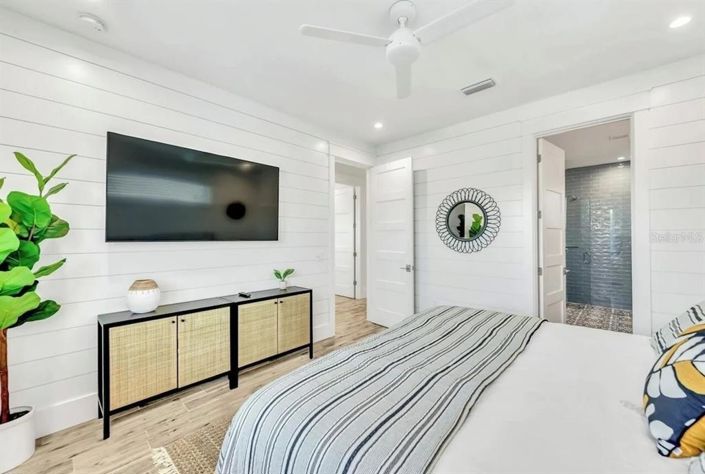 Image No.20-7 Bed Property for sale