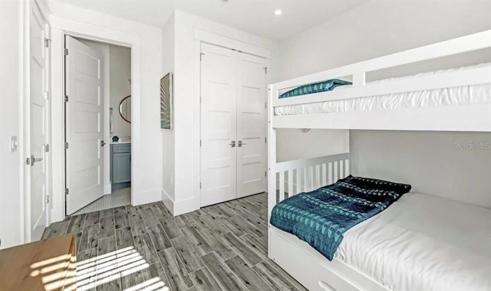 Image No.28-7 Bed Property for sale