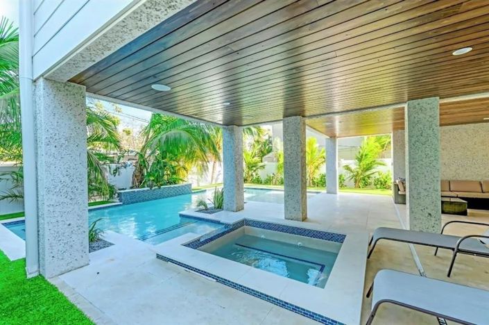 Image No.5-7 Bed Property for sale