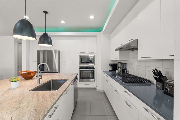 Image No.11-6 Bed Property for sale