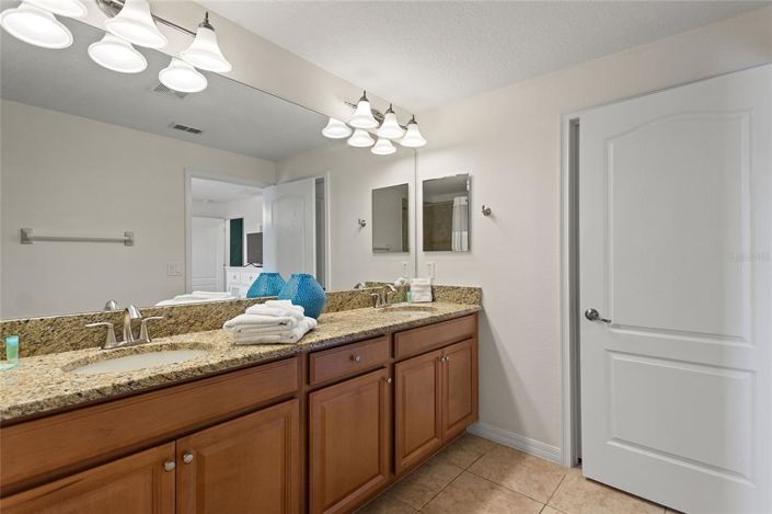 Image No.26-5 Bed Townhouse for sale