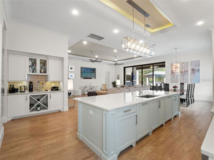 Image No.17-7 Bed Property for sale