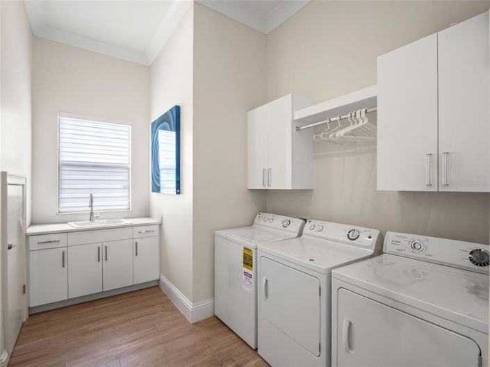 Image No.20-7 Bed Property for sale