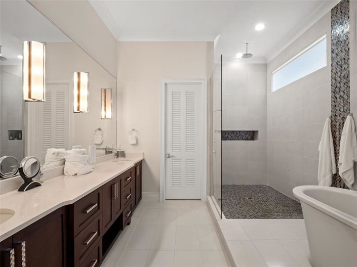 Image No.25-7 Bed Property for sale