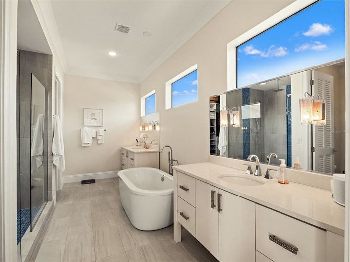 Image No.34-7 Bed Property for sale