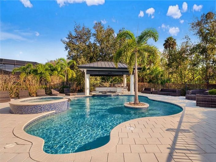 Image No.6-7 Bed Property for sale