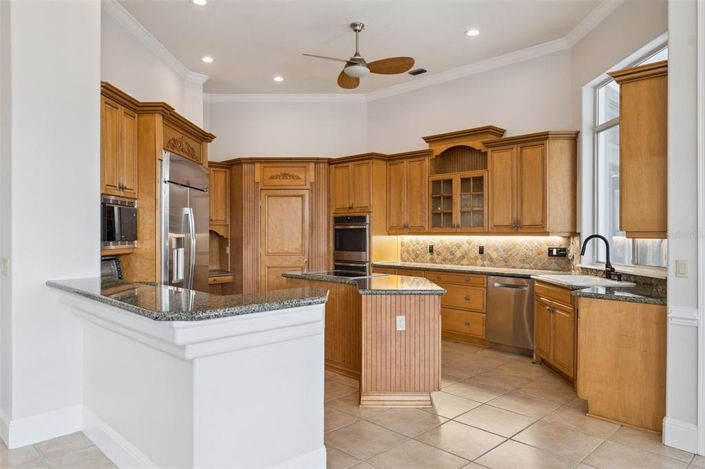 Image No.14-6 Bed Property for sale