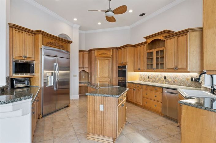 Image No.15-6 Bed Property for sale