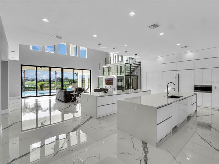 Image No.10-6 Bed Property for sale