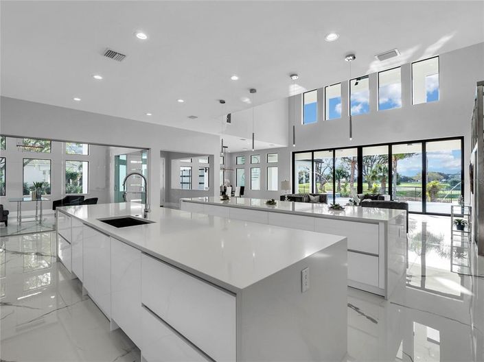 Image No.12-6 Bed Property for sale