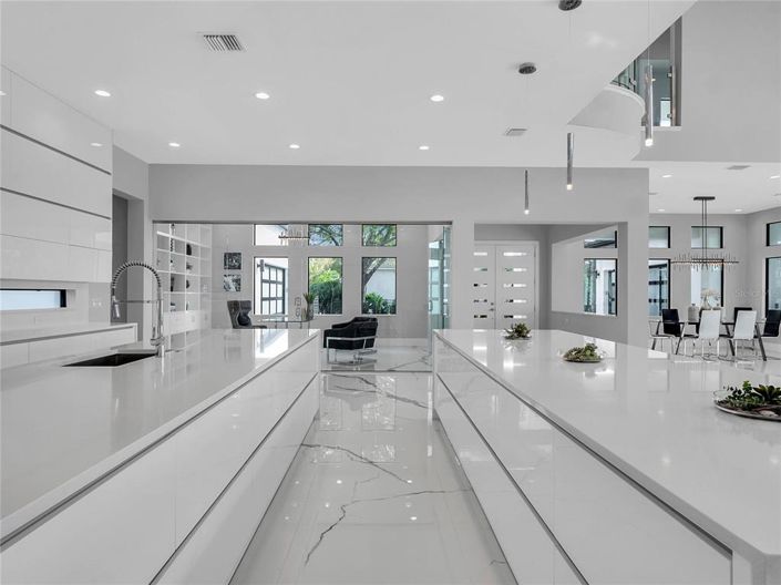 Image No.14-6 Bed Property for sale