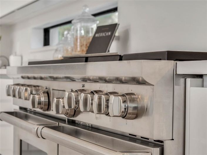 Image No.15-6 Bed Property for sale