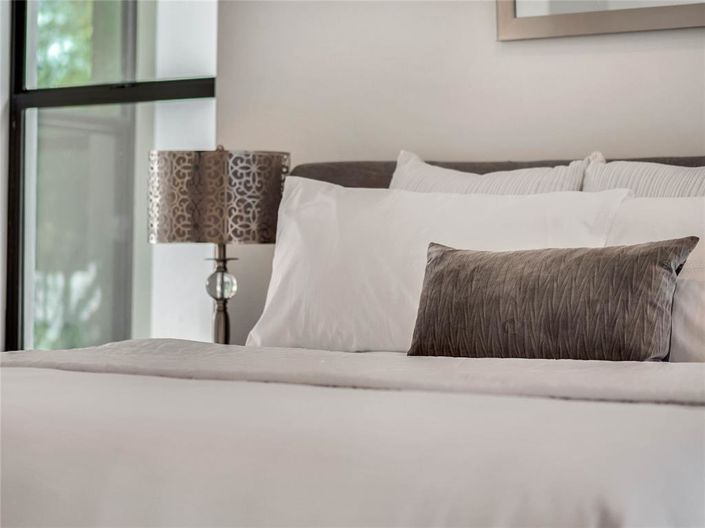 Image No.27-6 Bed Property for sale