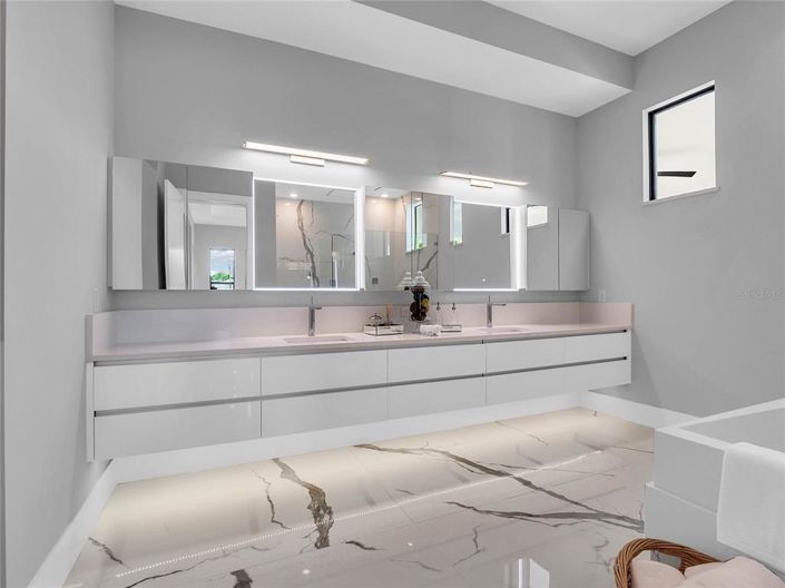 Image No.30-6 Bed Property for sale