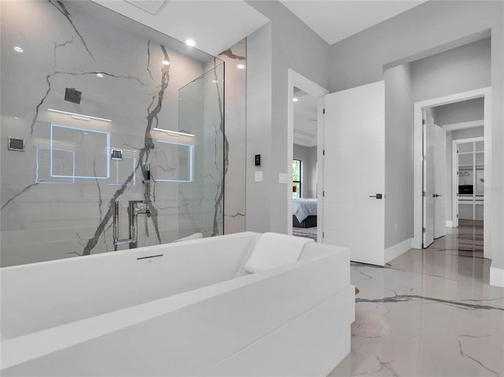 Image No.32-6 Bed Property for sale