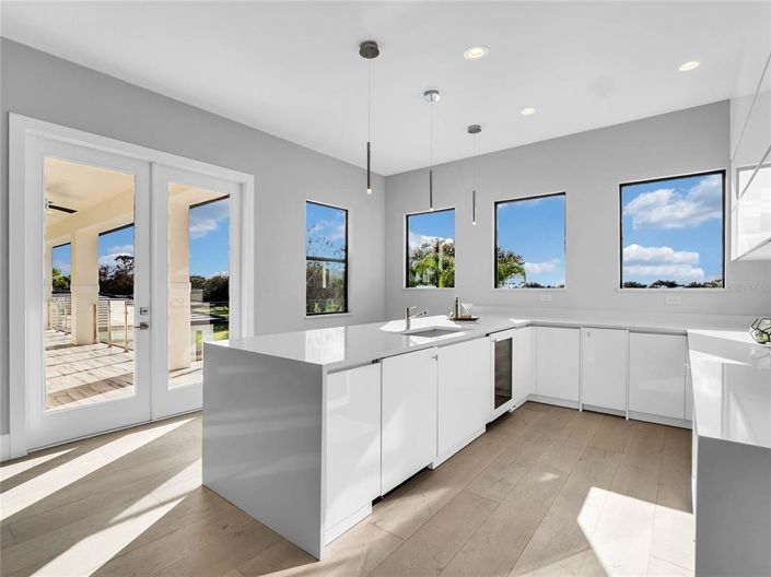 Image No.40-6 Bed Property for sale