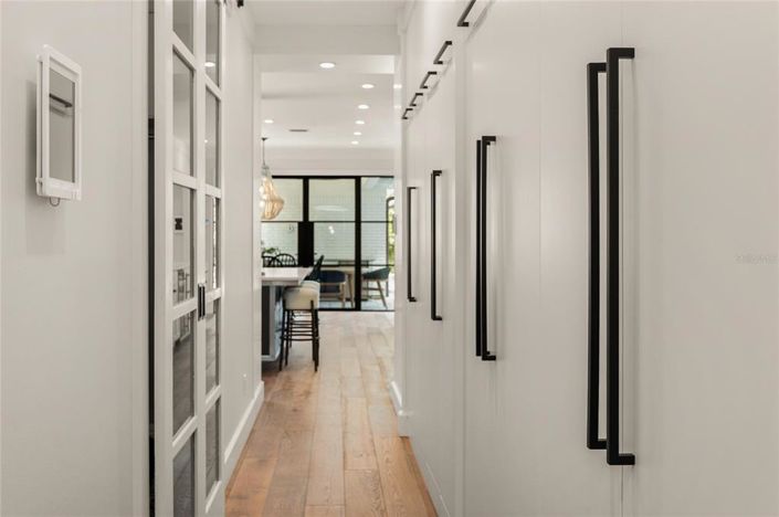 Image No.10-6 Bed Property for sale