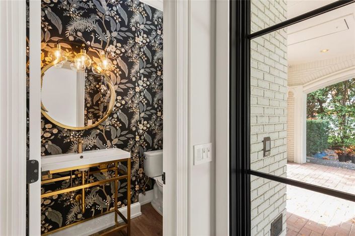 Image No.11-6 Bed Property for sale