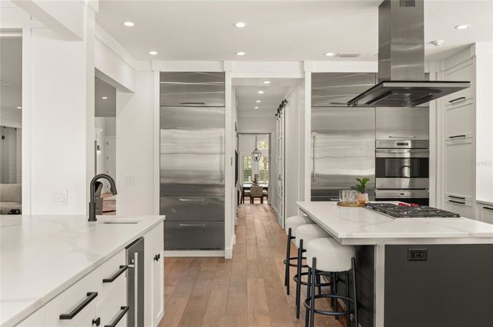 Image No.12-6 Bed Property for sale