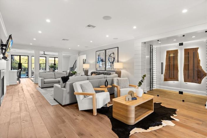 Image No.22-6 Bed Property for sale