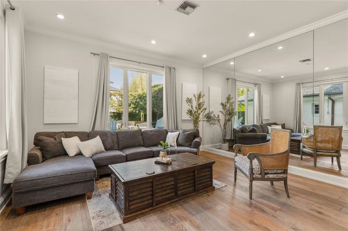 Image No.27-6 Bed Property for sale