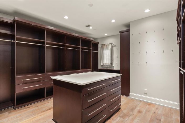 Image No.31-6 Bed Property for sale