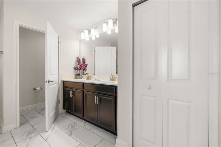 Image No.10-6 Bed Property for sale