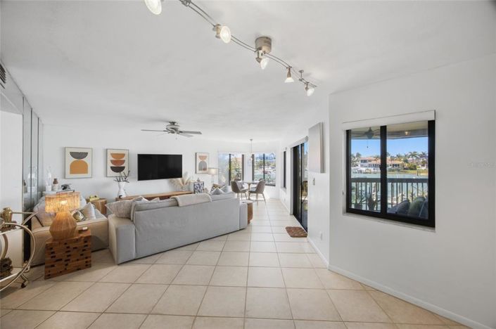 Image No.9-2 Bed Property for sale