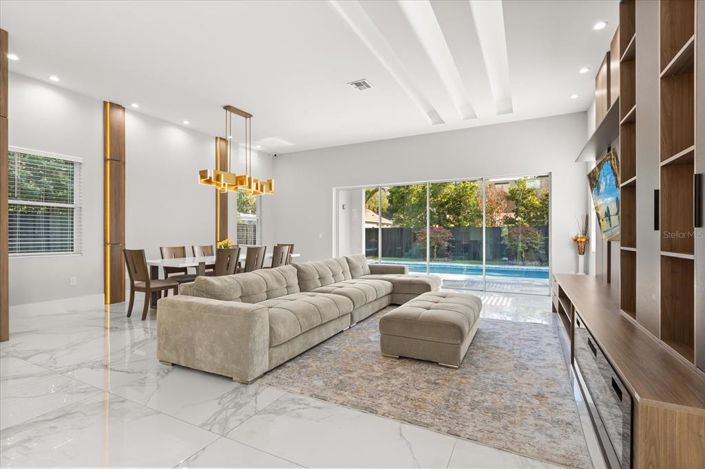 Image No.12-4 Bed Property for sale