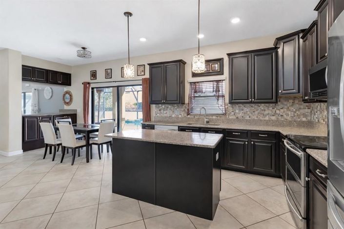 Image No.12-5 Bed Property for sale