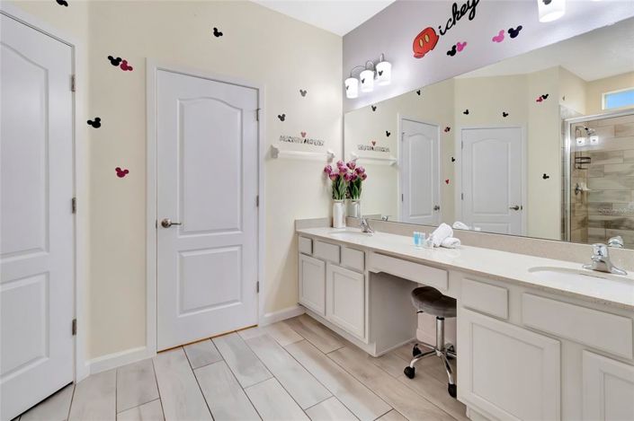 Image No.23-15 Bed Property for sale