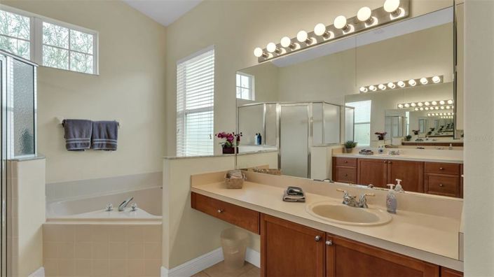 Image No.26-5 Bed Property for sale