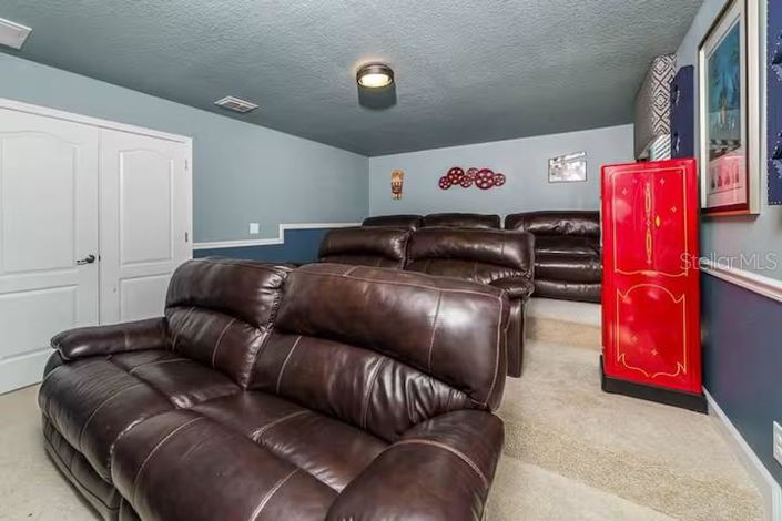 Image No.12-8 Bed Property for sale