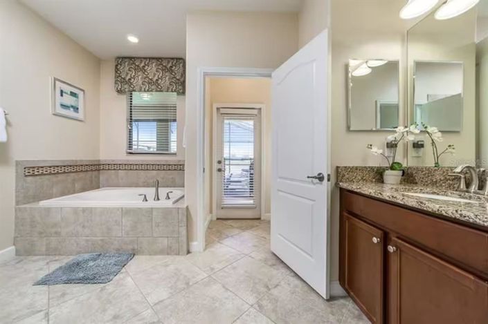 Image No.14-8 Bed Property for sale