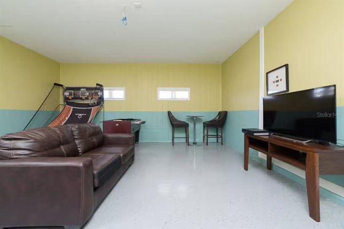 Image No.17-8 Bed Property for sale