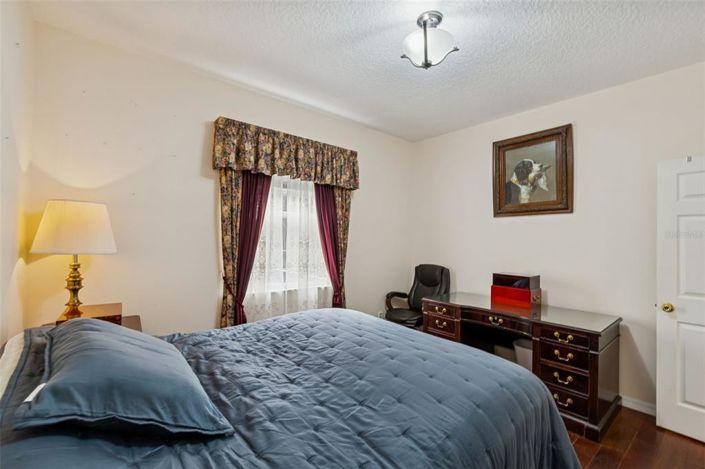 Image No.20-5 Bed Property for sale