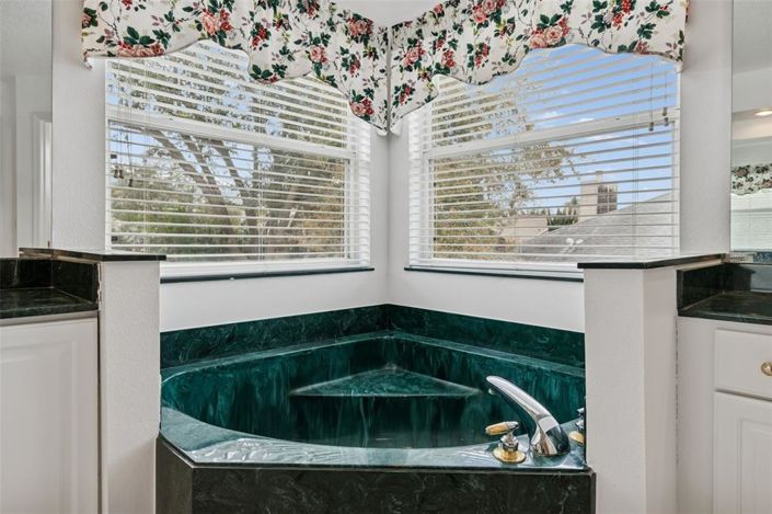 Image No.27-5 Bed Property for sale