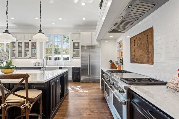 Image No.12-5 Bed Property for sale