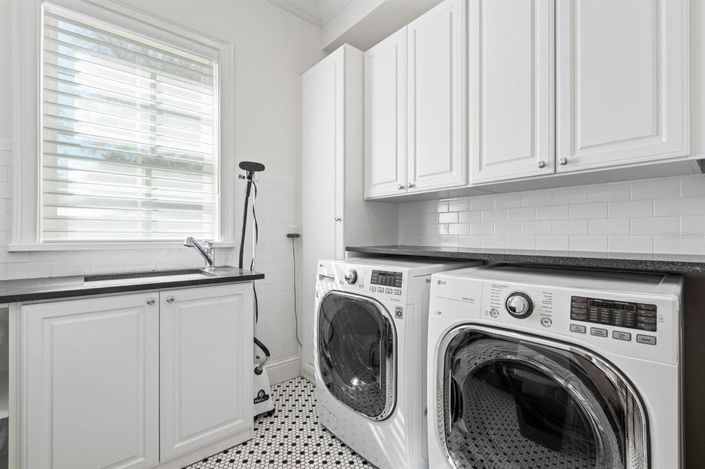 Image No.9-5 Bed Property for sale