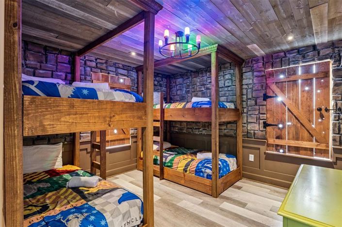 Image No.22-8 Bed Property for sale