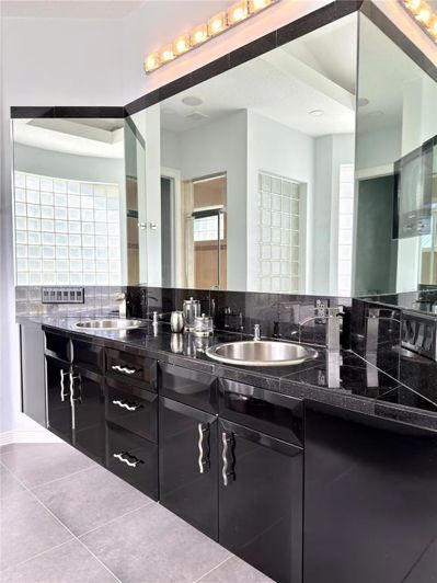 Image No.17-5 Bed Property for sale